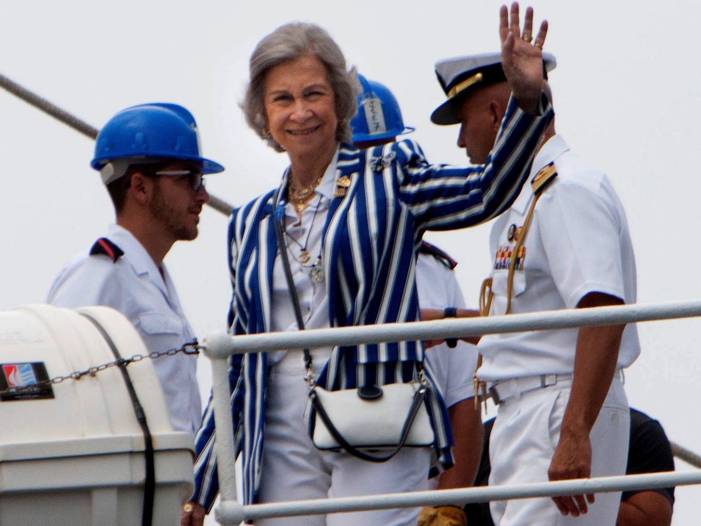 La reina Sofía, a bordo del barco Juan Sebastián Elcano. (EFE)
