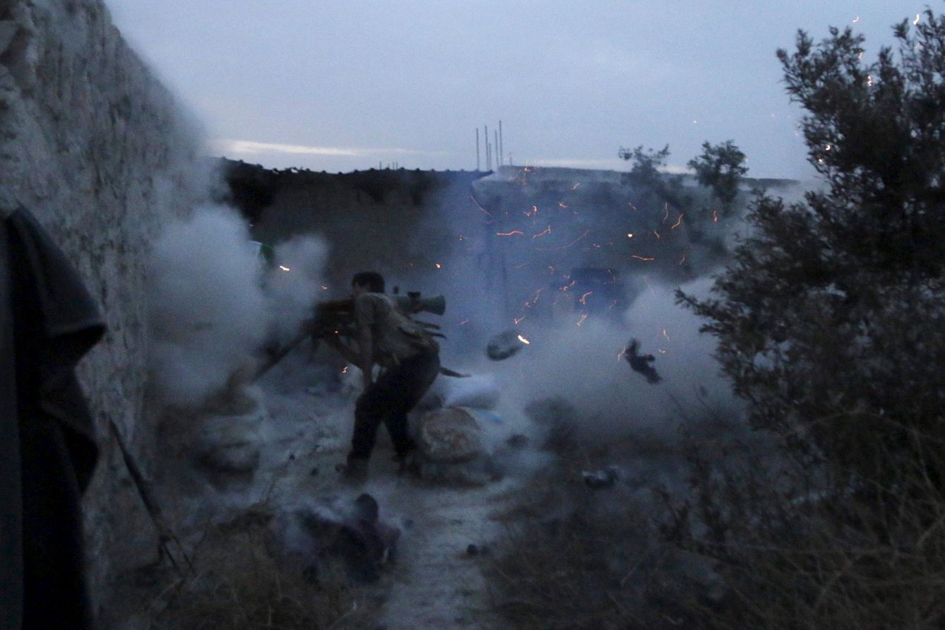 Un combatiente rebelde del ELS dispara contra soldados del Ejército sirio en el barrio Sheikh Saeed de Alepo (Reuters).