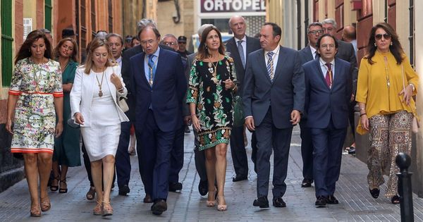 Foto: Varios políticos españoles en un acto homenaje a la comunidad iberoamericana. (Román Ríos/Efe)