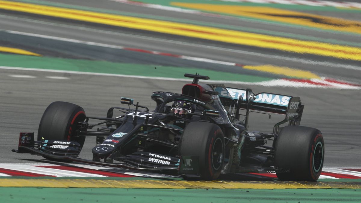 Libres 2: Mercedes manda en España y diez pilotos acaban en cuatro décimas