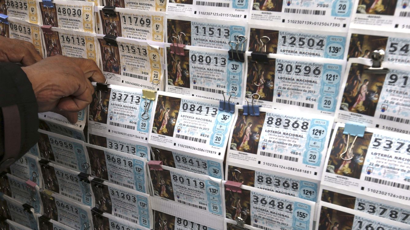 Foto: Décimos para la Lotería de Navidad son puestos a la venta en un puesto de Madrid. (EFE)
