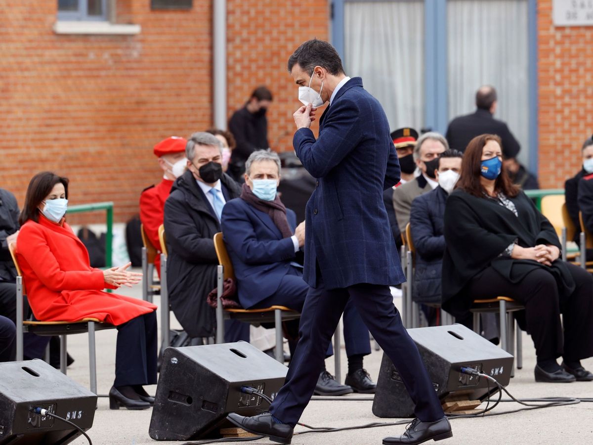 Foto: El presidente del Gobierno, Pedro Sánchez, tras su discurso durante el acto en el que se han destruido varios centenares de armas incautadas al terrorismo. (EFE)