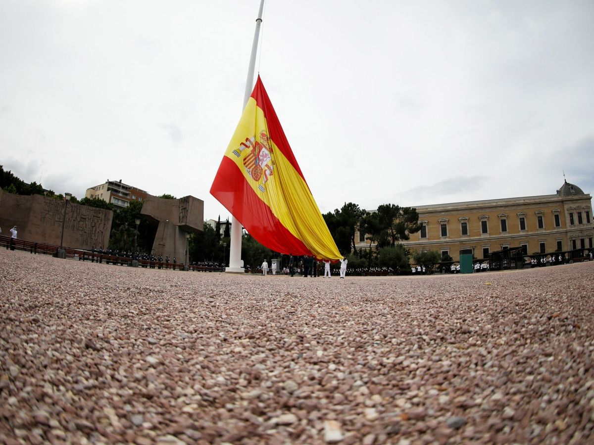 Foto: Imagen de la bandera de España en la plaza de Colón (Madrid). (EFE/David Fernández)