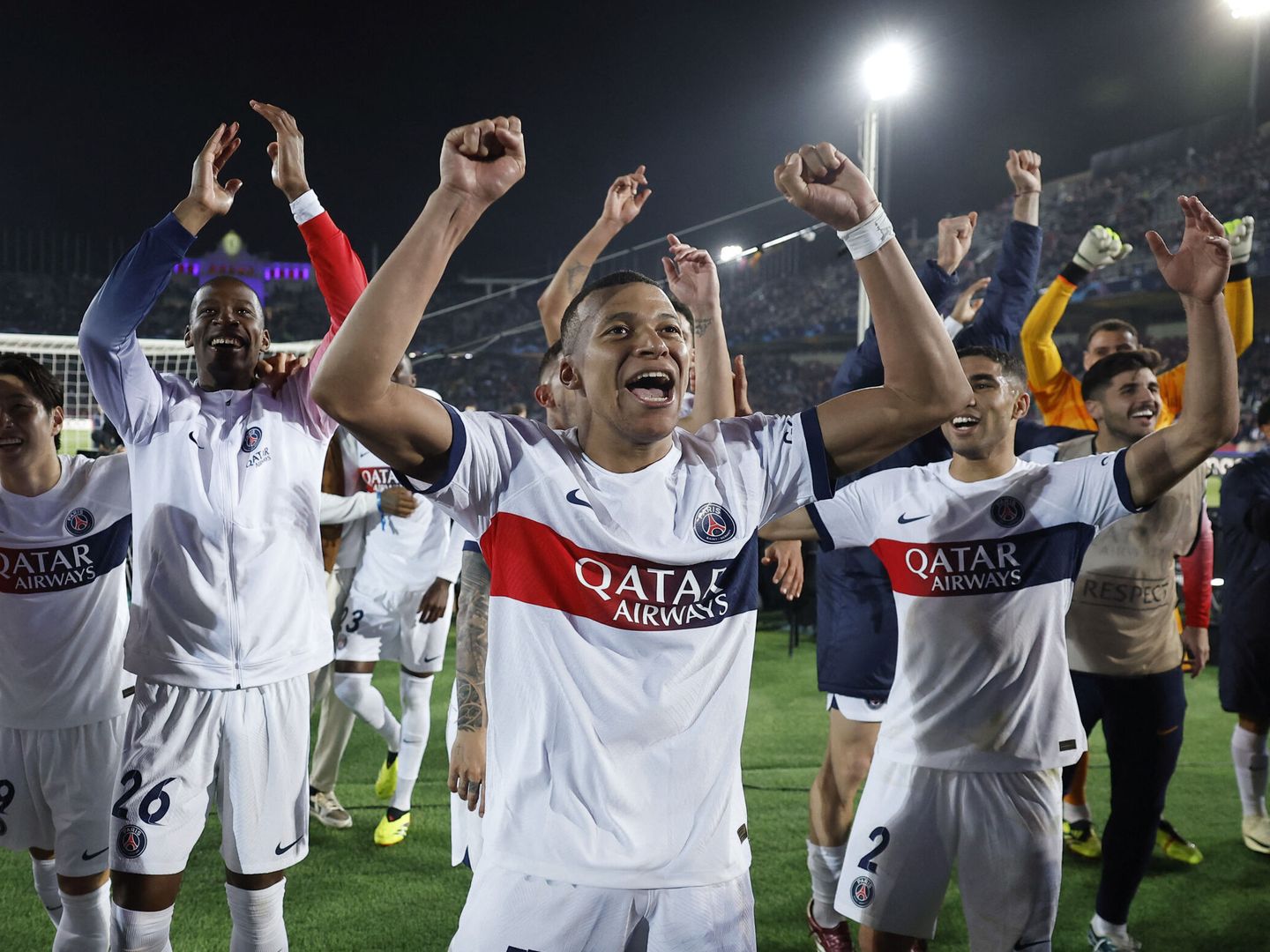 Mbappé festeja con los aficionados del PSG el triunfo contra el Barcelona en Montjuic. (Reuters/Juan Medina)