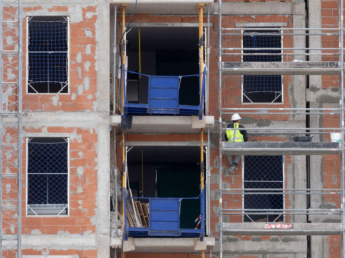 Foto: Un obrero trabajando en un bloque de viviendas. (EP/Eduardo Parra)