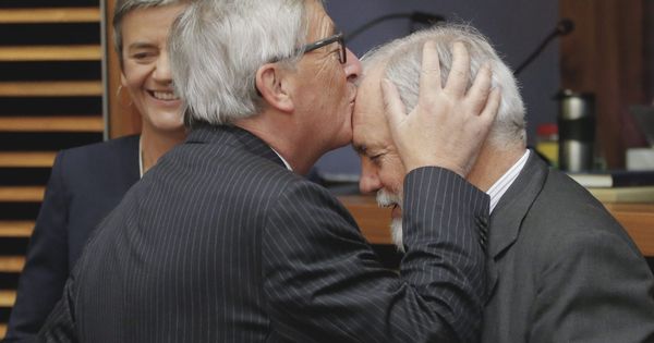 Foto: El presidente de la CE, Jean-Claude Juncker (i), besa en la frente al comisario de Acción por el Clima y Energía, el español Miguel Arias Cañete. Detrás sonríe la comisaria de Competencia, Margrethe Vestager. (EFE)