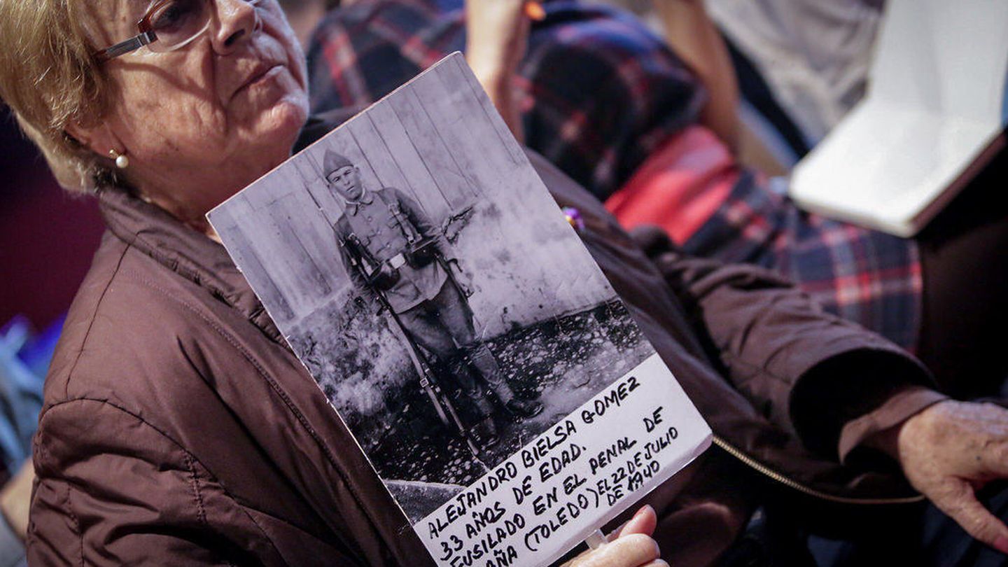 Una mujer sostiene la foto de un fusilado por el franquismo durante la rueda de prensa de Alberto Garzón en el teatro Quevedo de Madrid, este 20-N. (José Camó)