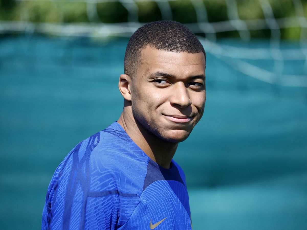 Foto: Mbappé, sonriente en un entrenamiento con Francia. (Reuters/Sarah Meyssonnier)