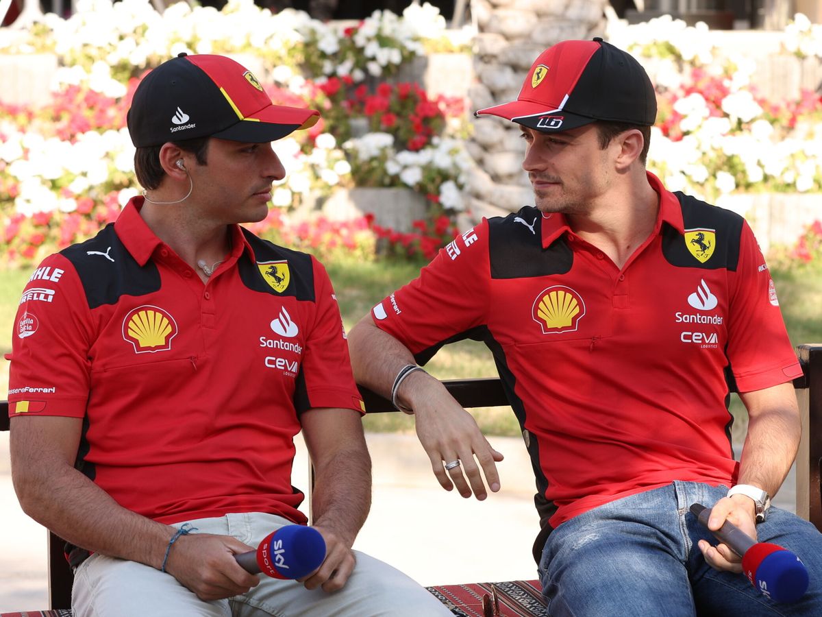 Foto: Carlos Sainz, con su compañero de equipo Charles Leclerc en su primera comparecencia con la prensa en Bahrein. (EFE/Ali Haider)