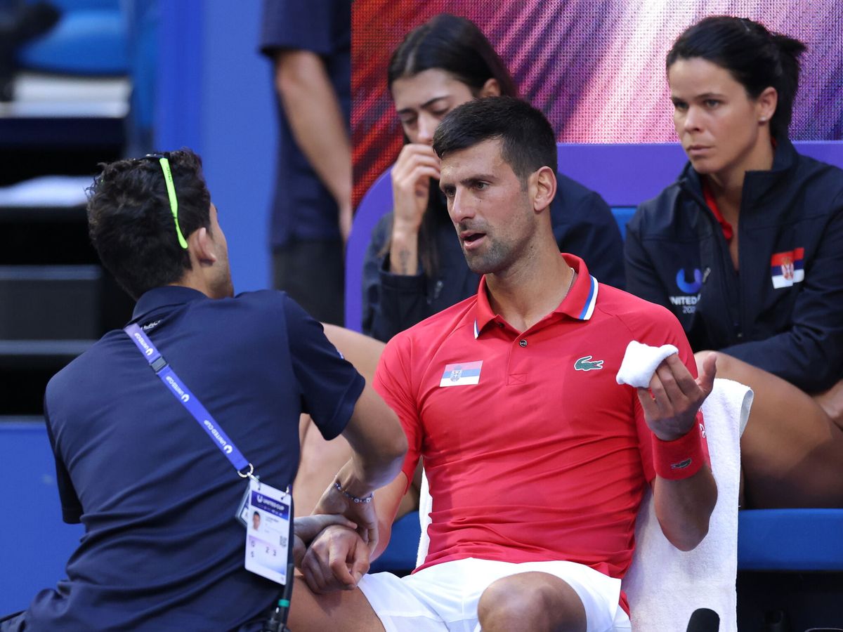 Foto: Djokovic, atendido por los servicios médicos. (EFE/EPA/Ricahrd Wainwright)