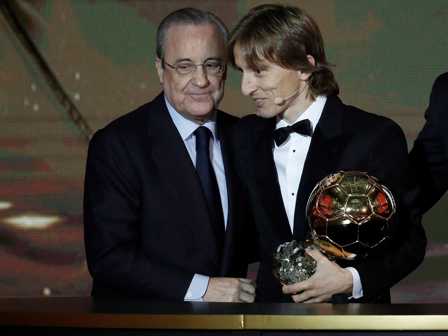 Florentino con Modric y el Balón de Oro. (Efe)