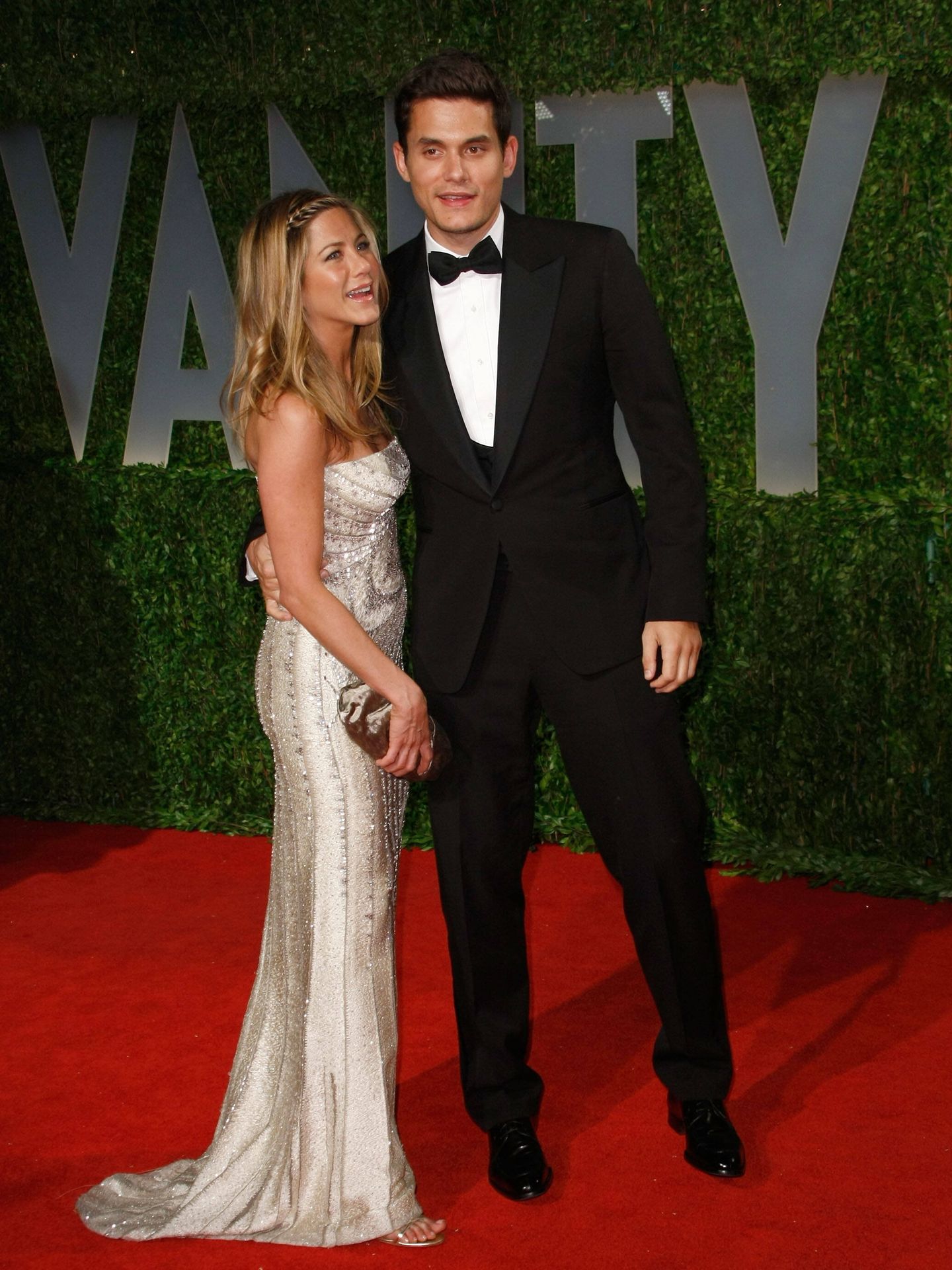 Jennifer Aniston y John Mayer en la fiesta Vanity Fair posterior a los premios Oscar. (Getty/Michael Buckner)