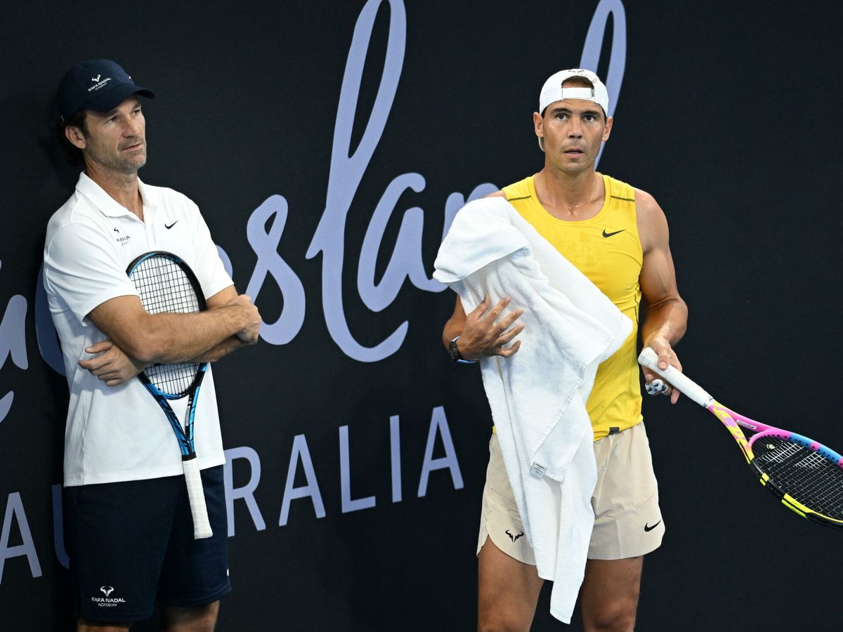 Foto: Rafael Nadal y Carlos Moya, en un entrenamiento antes del Torneo de Brisbane (EFE/EPA/DARREN).