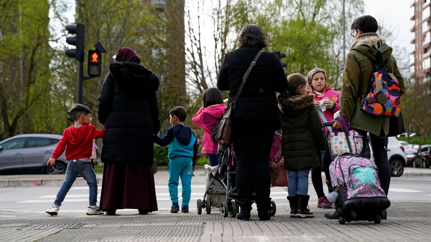 Padres con sus hijos este martes en Vitoria, País Vasco. (Reuters)