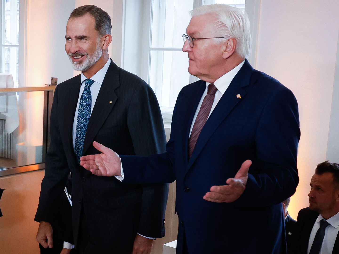 El Rey junto al presidente Steinmeier a su llegada al Foro Hispano-Alemán. (Efe/Juanjo Martín)  