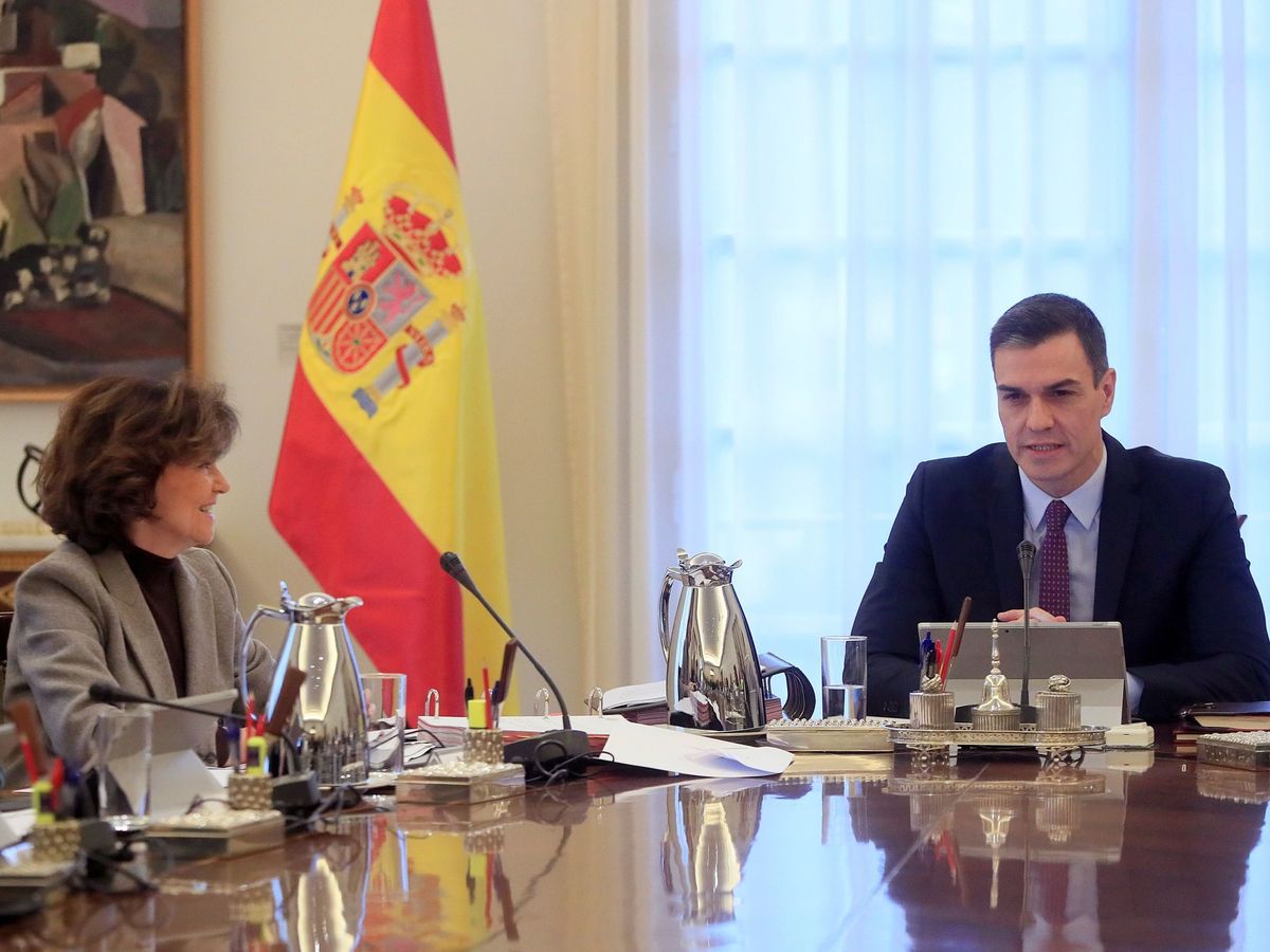 Foto: Pedro Sánchez y la vicepresidenta primera, Carmen Calvo, el pasado 14 de enero en el primer Consejo de Ministros de la coalición. (EFE)