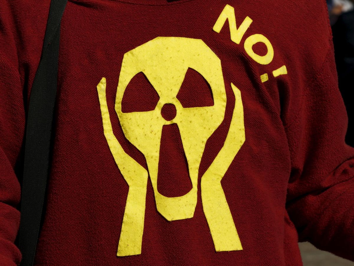 Foto: Archivo: Un hombre lleva un jersey con un símbolo de peligro de radiactividad que recuerda al cuadro "el grito" de Munch durante una protesta en favor de un futuro sin armas nucleares en Tokio. (Reuters / Thomas Peter)