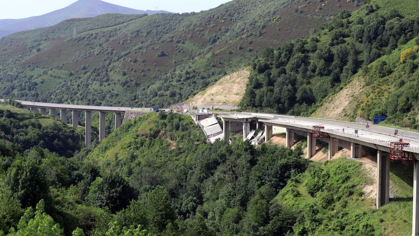 Los dos tramos desplomados del viaducto de la A-6. (EFE)