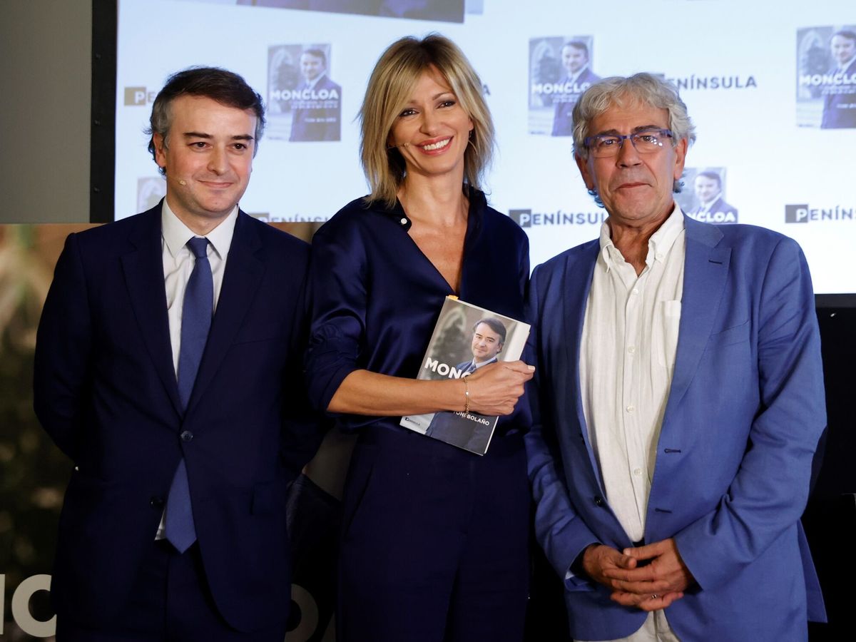 Foto: Susanna Griso (c), Iván Redondo (i) y Toni Bolaño (d), en la presentación del libro. (EFE)