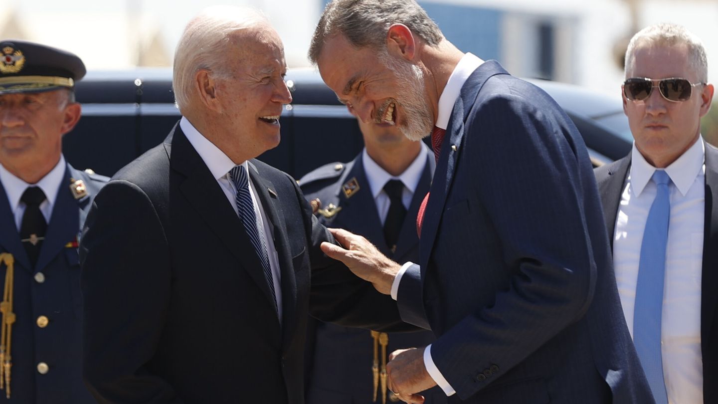 El rey Felipe VI (d) recibe al presidente de Estados Unidos, Joe Biden (i), este martes en la Base Aérea de Torrejón de Ardoz, en Madrid. (EFE/Pool/J.J.Guillén)