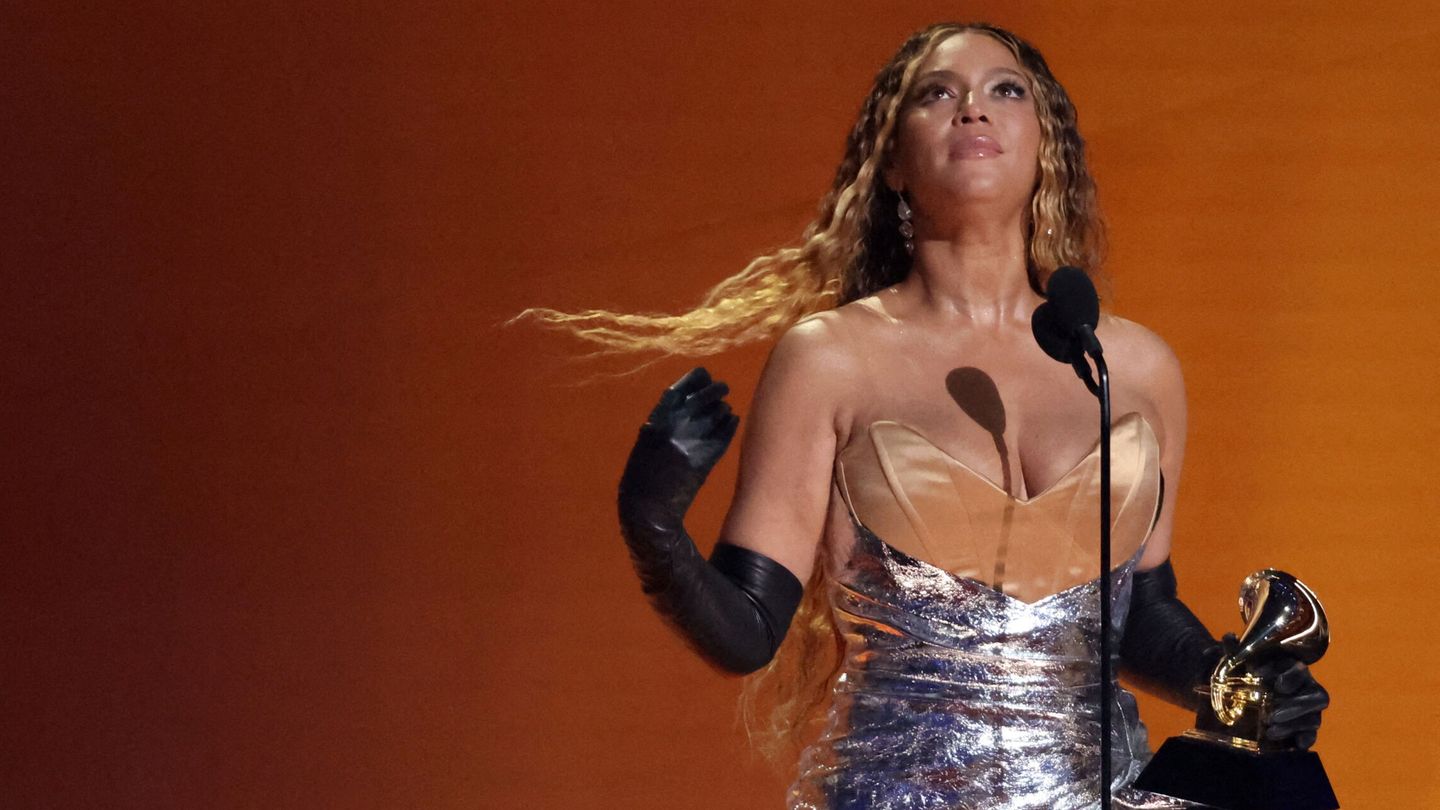 Beyoncé recogiendo el Grammy a mejor álbum de dance electrónico por 'Renaissance'. (Reuters/Mario Anzuoni)