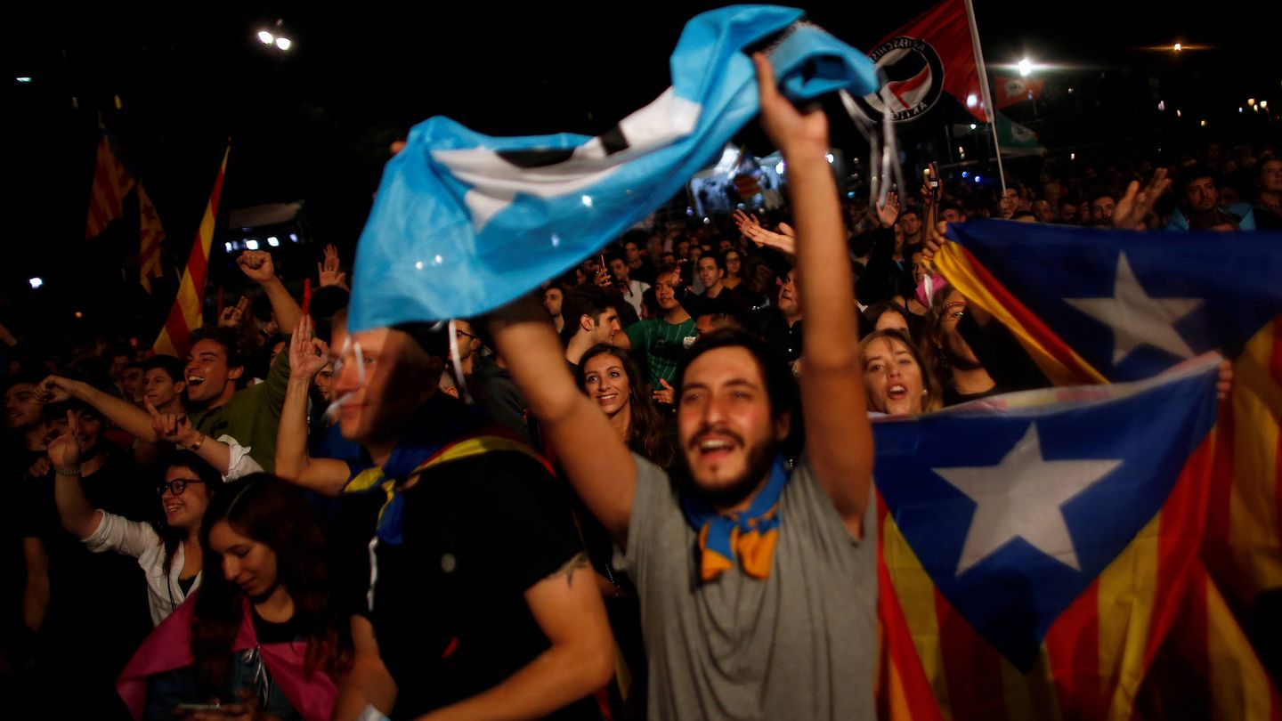 Una multitud reacciona en la plaza de Cataluña tras la jornada de votación. (Reuters)