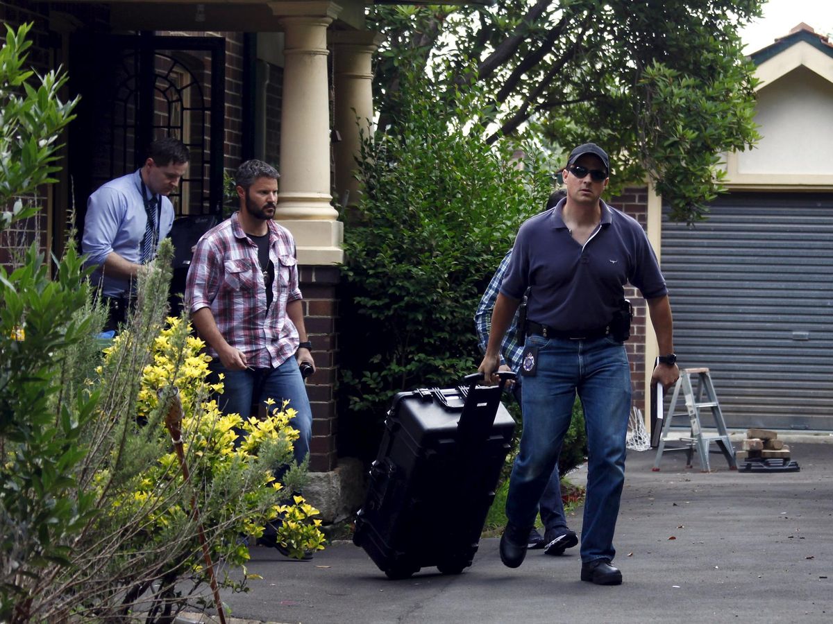 Foto: Agentes de la policía australiana registran la casa de Craig Wright, en una imagen de archivo. (Reuters/David Gray)