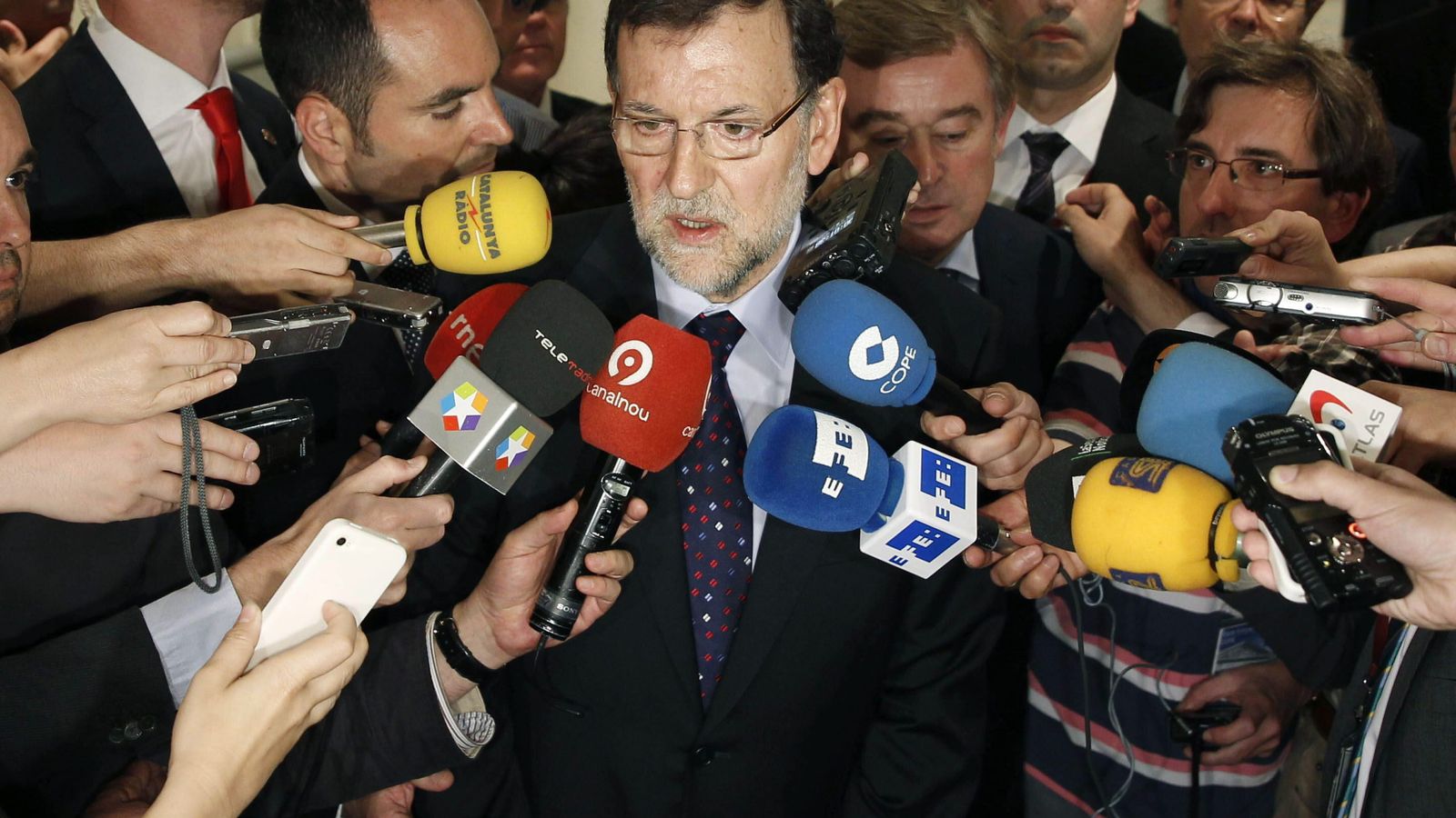 Foto: El presidente del Gobierno, Mariano Rajoy, contestas a las preguntas de los periodistas a su llegada al Senado. (Efe)