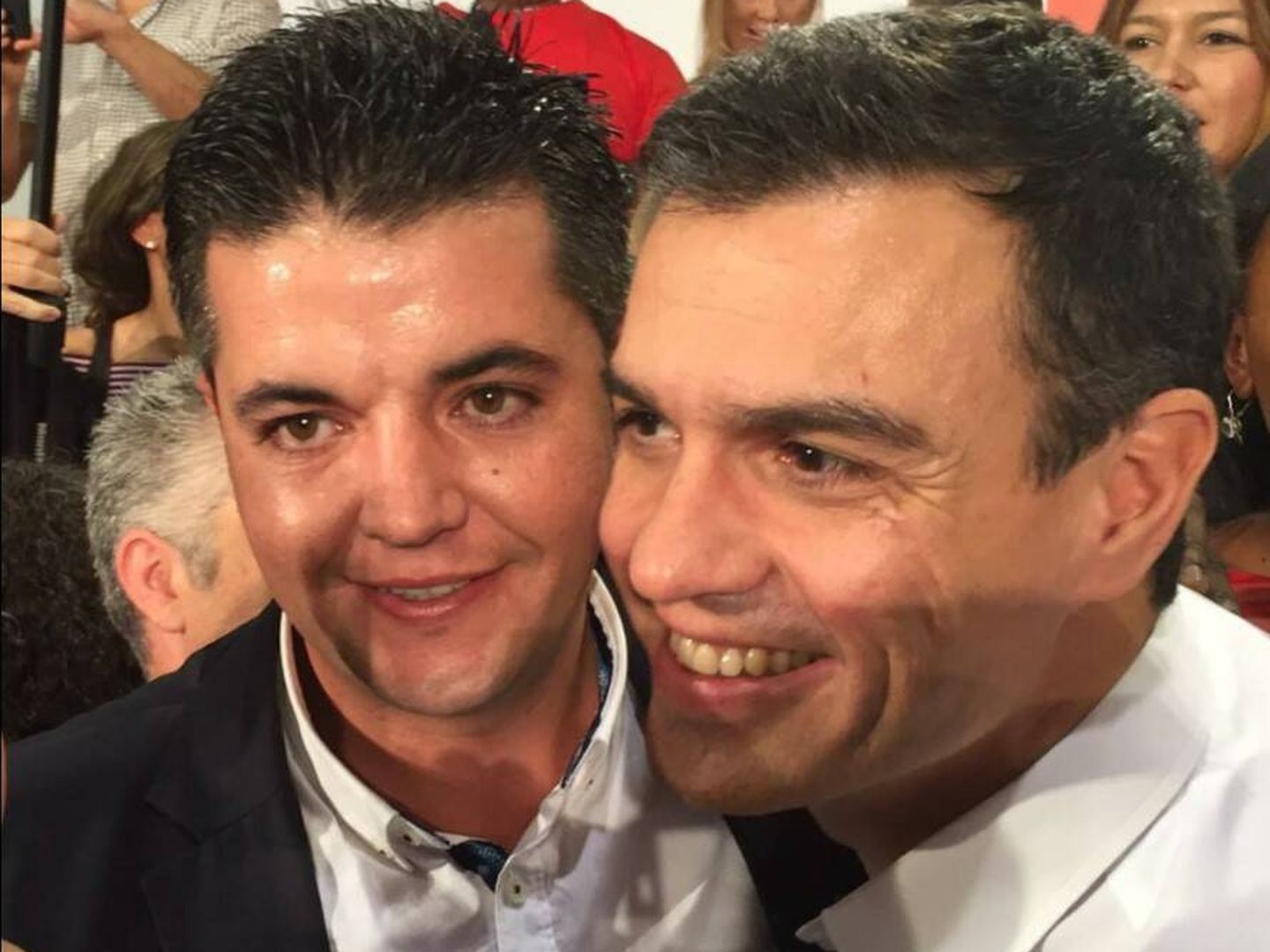 El sobrino del Tito Berni, Taishet Sánchez, con Pedro Sánchez en un acto de partido.