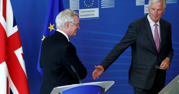 Foto: El negociador británico, David Davis, y el representante de la UE, Michel Barnier, se preparan para una rueda de prensa en Bruselas. (Reuters)