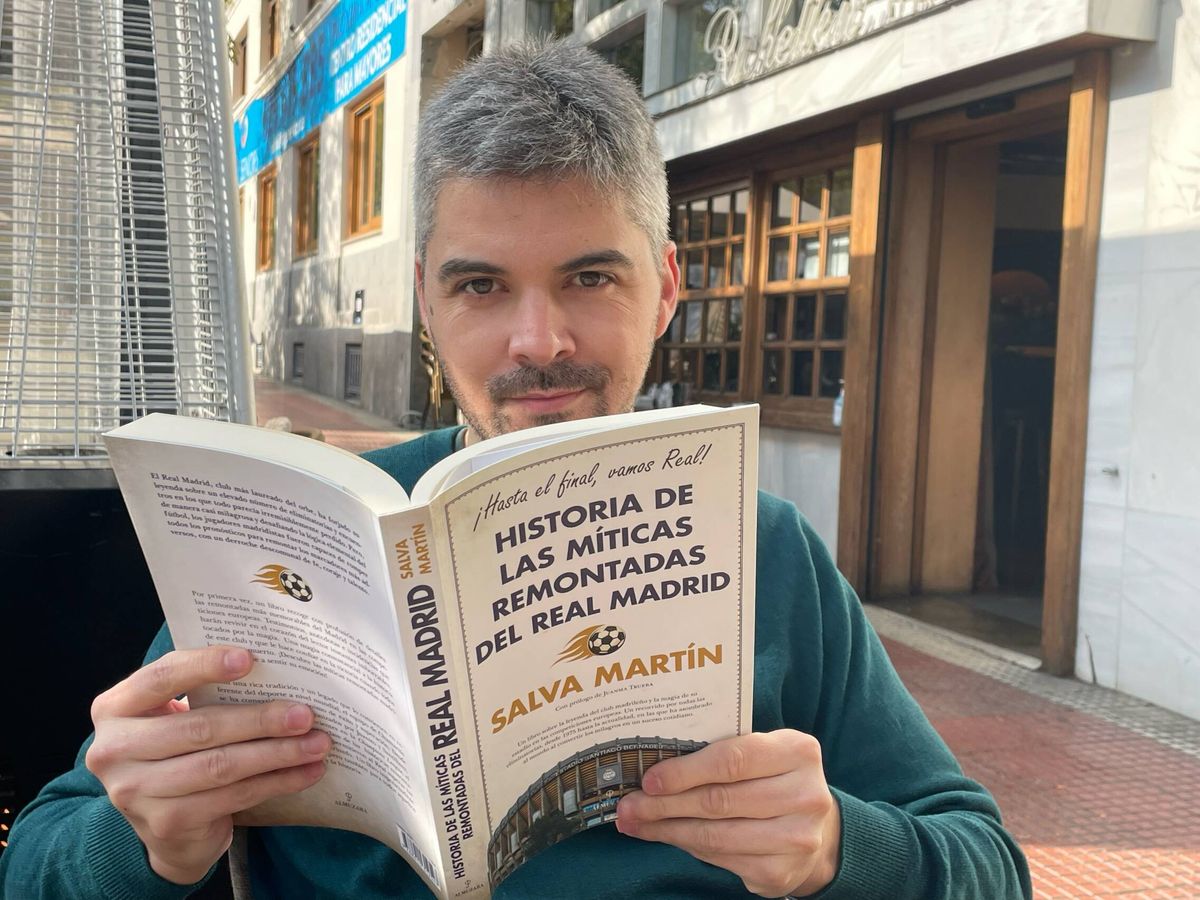Foto: Salva Martín, con su libro durante la entrevista. (Foto KM)