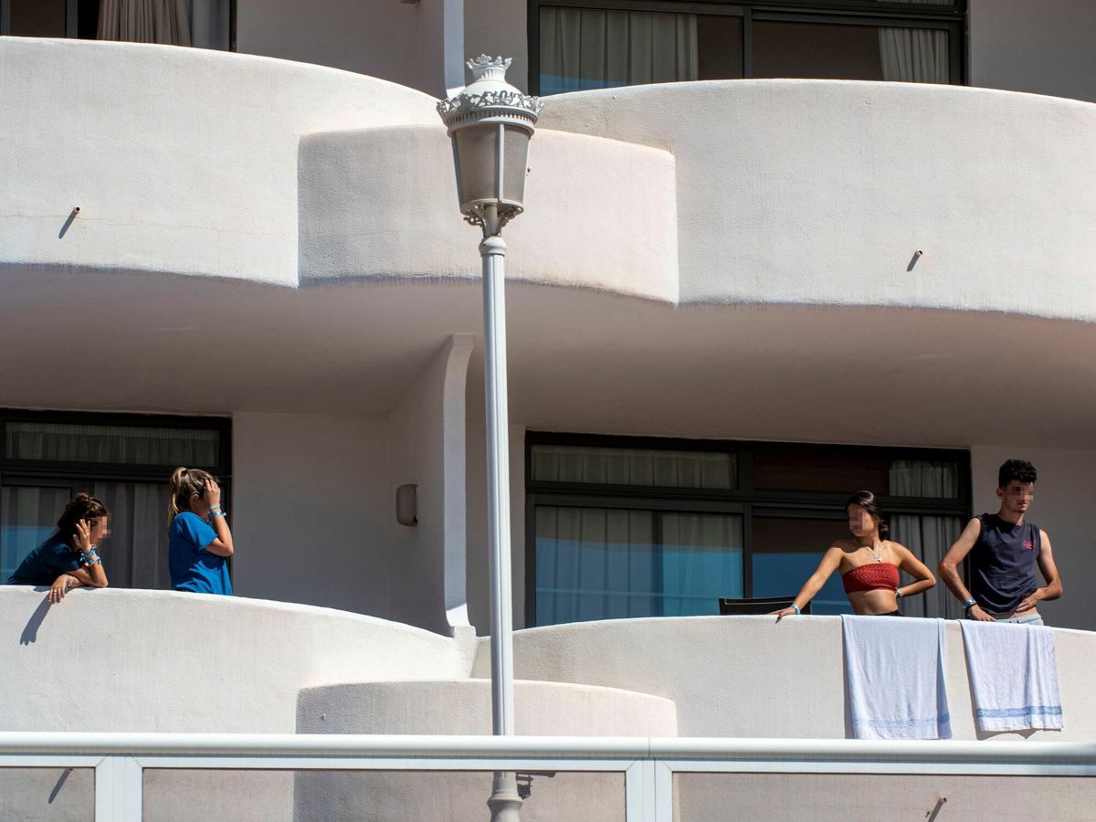 Foto: Estudiantes aislados en el Hotel Palma Bellver. (EFE)