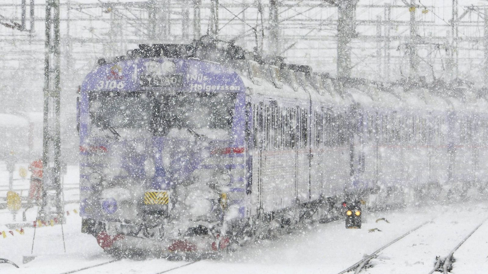 Поезд снежные заносы. Метель на железной дороге. Поезд в метель. Пурга на железной дороге. Снежные заносы на железных дорогах.