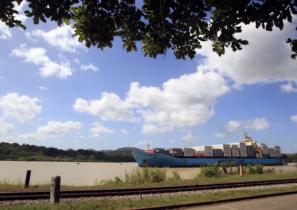 Foto:  Un grupo de barcos transita por el Corte Culebra en el Canal de Panamá (Efe)