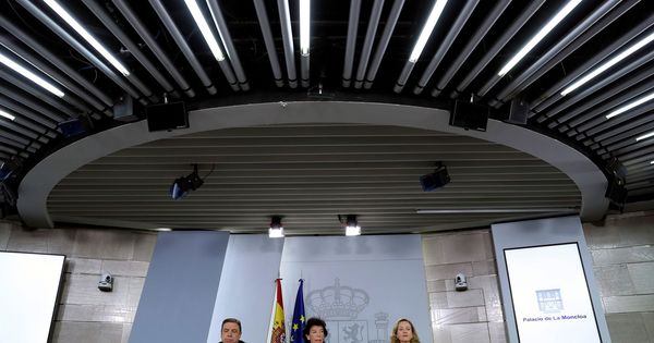 Foto: Isabel Celaá, con los ministros Luis Planas y Nadia Calviño, este 4 de octubre tras el Consejo de Ministros, en la Moncloa. (EFE)