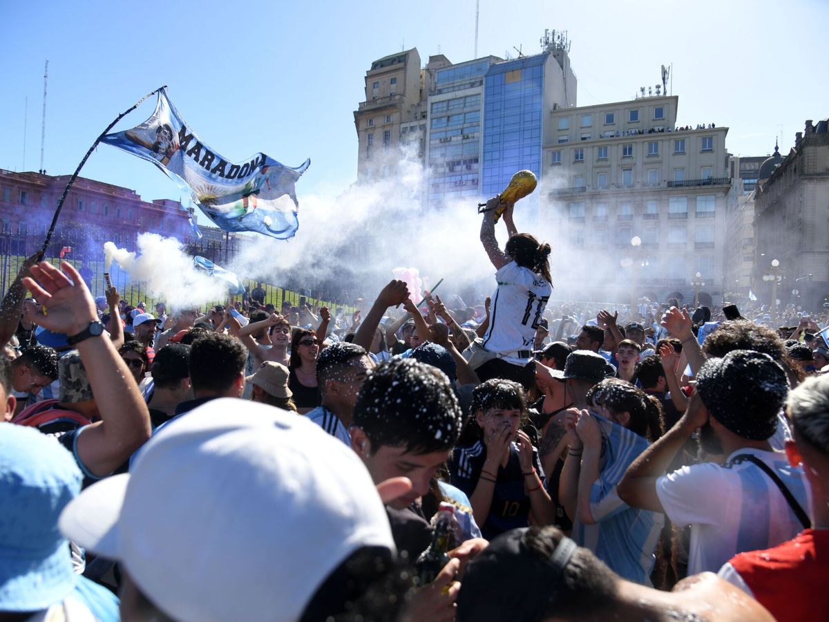 Foto: Aficionados de la selección argentina recorren las calles para festejar el título (EFE Enrique García Medina)
