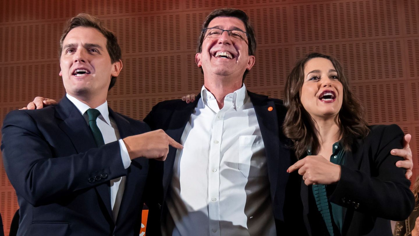 El candidato a la Junta de Andalucía por Ciudadanos, Juan Marín (C), el presidente de Ciudadanos, Albert Rivera, (i), y la líder en Cataluña, Inés Arrimadas. (EFE)