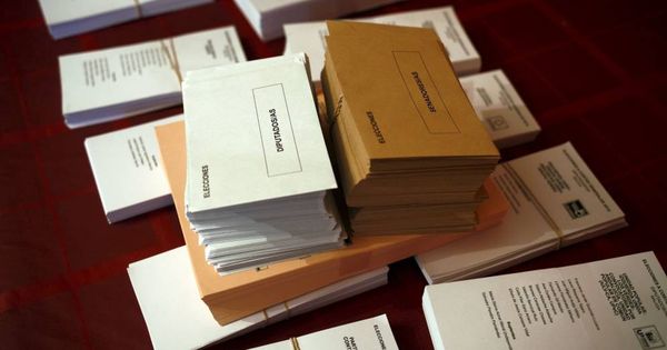 Foto: Papeletas y sobres en una mesa electoral (Reuters)