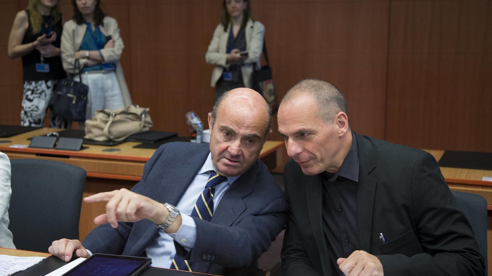 Foto: Luis de Guindos conversa con Yanis Varoufakis en una reunión de Eurogrupo (Reuters)