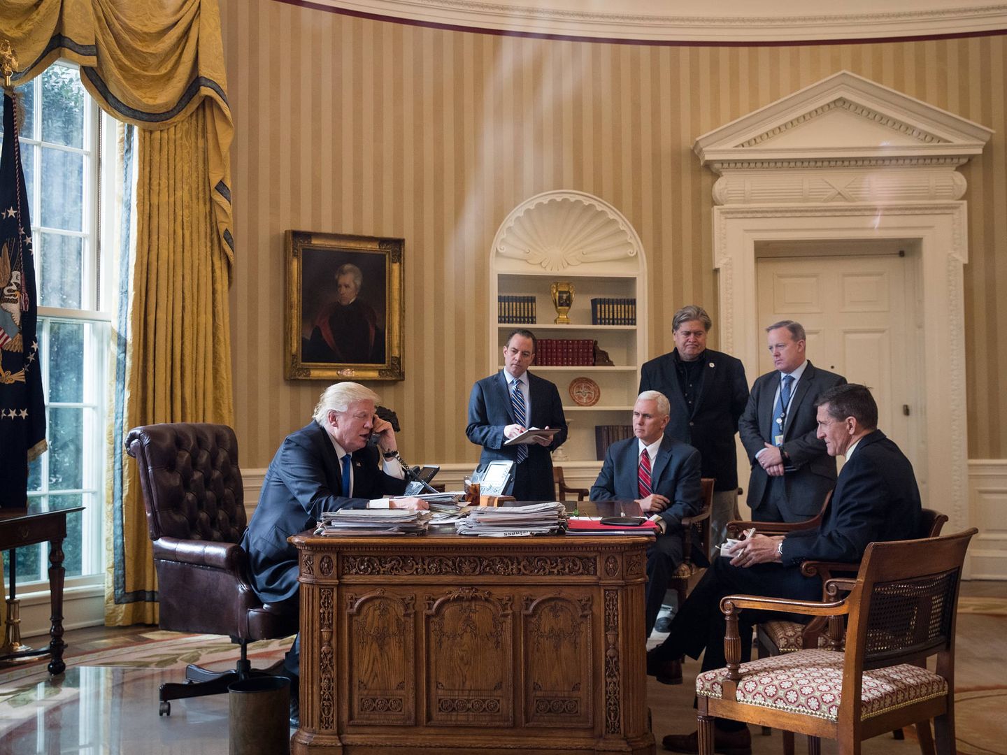 Donald Trump trabajando en el despacho oval. (Getty)