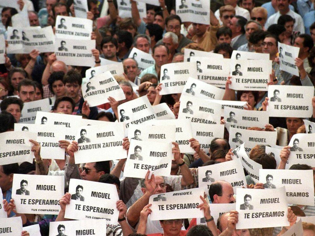 Foto: Ciudadanos portan carteles en apoyo a Miguel Ángel Blanco durante su secuestro en julio de 1997. (EFE)