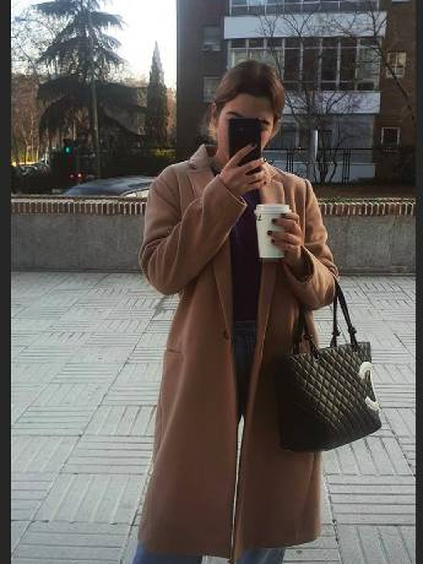 Con un look casual y este bolso de Chanel como estrella del look de Alba. (Instagram)