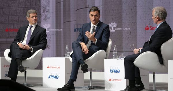 Foto: Pedro Sánchez, entre Francisco Riberas y Juan Corona, presidente y director general del Instituto de la Empresa Familiar, respectivamente. (IEF)