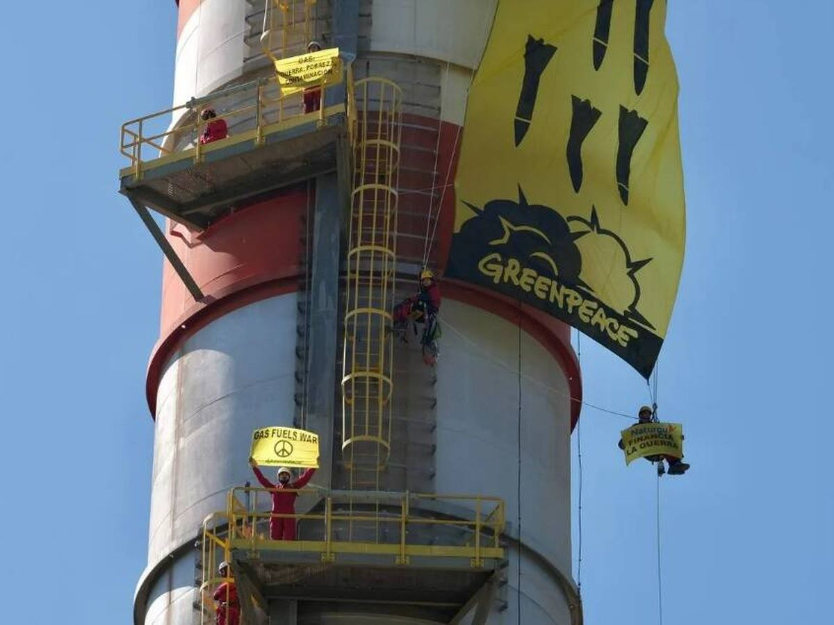 Foto: Los activistas de Greenpeace han escalado a una chimenea. (Greenpeace / Pedro Armestre)