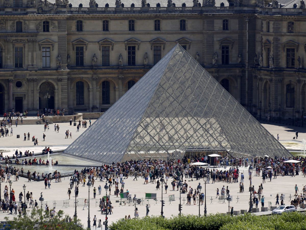 Foto: El Louvre siempre está presente en las películas sobre París (Reuters/Regis Duvignau)