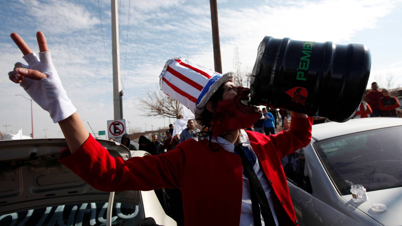 Foto: Un manifestante disfrazado de político estadounidense durante una protesta en Ciudad Juárez, México, el 14 de enero de 2017 (Reuters). 