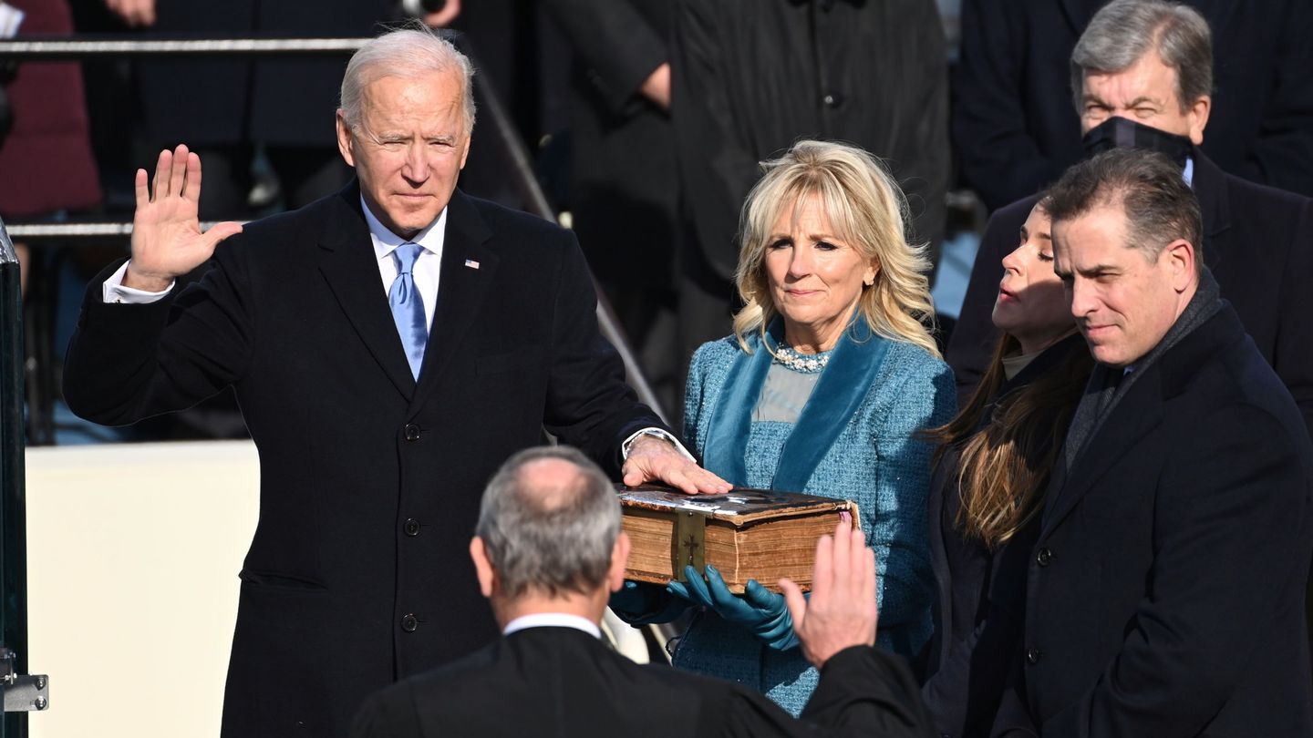 Joe Biden jura su cargo sobre la Biblia familiar. (Reuters)