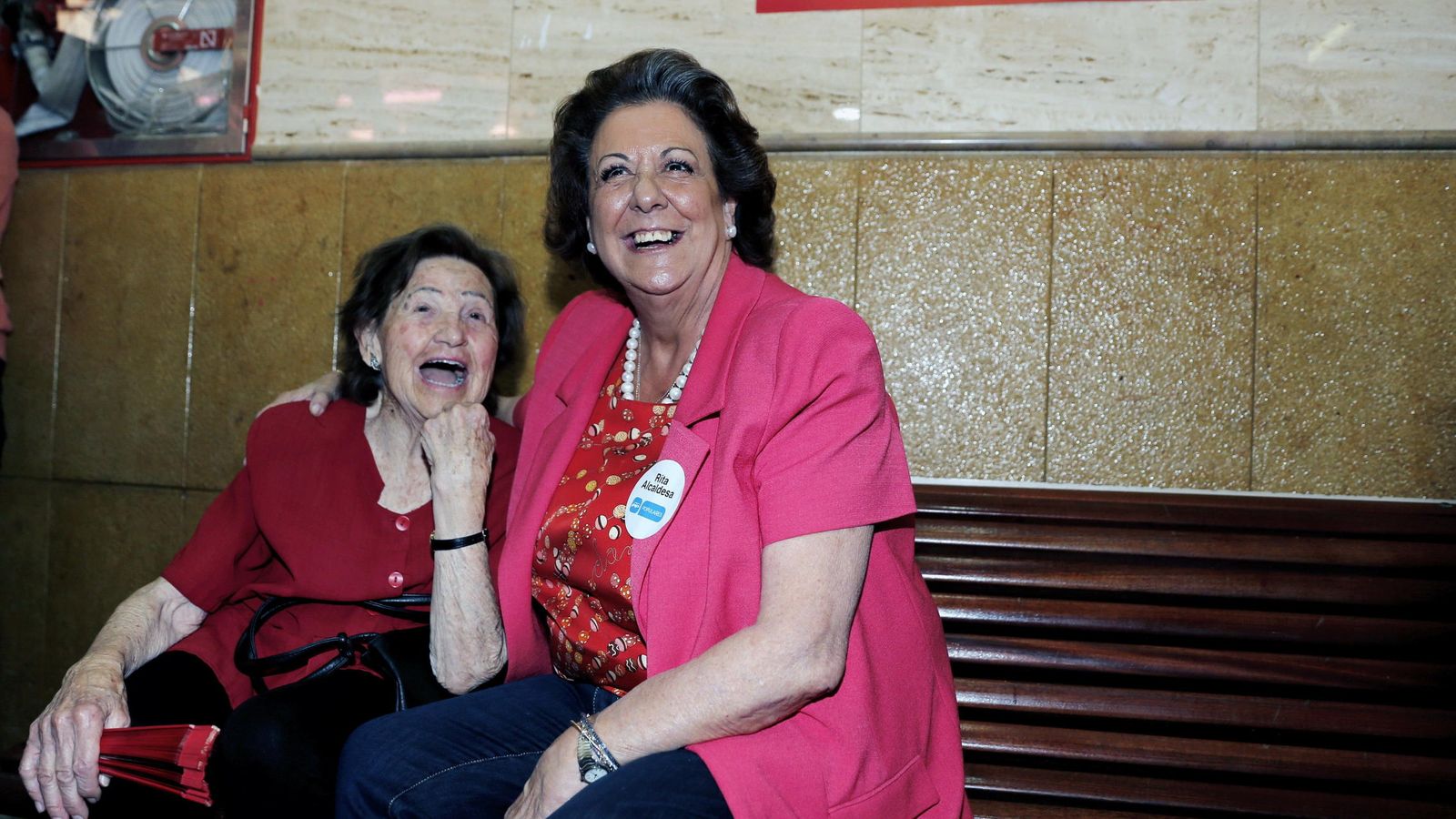 Foto: La ex alcaldesa de Valencia, Rita Barberá, en su visita al mercado del Cabanyal, en campaña. (EFE)