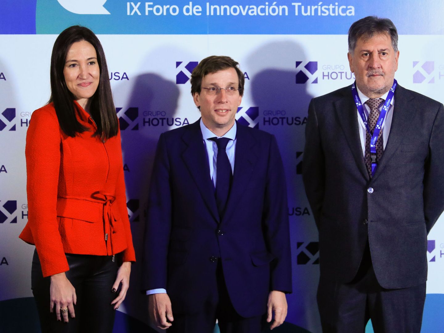 El alcalde de Madrid, José Luis Martínez-Almeida, junto al presidente de Hotusa, Amancio López, en el foro organizado por Hotusa el pasado enero, previo a Fitur.