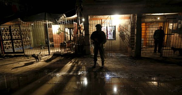 Foto: Agentes de la Gendarmería patrullan la favela de Villa Banana, en Rosario, Argentina. (Reuters)